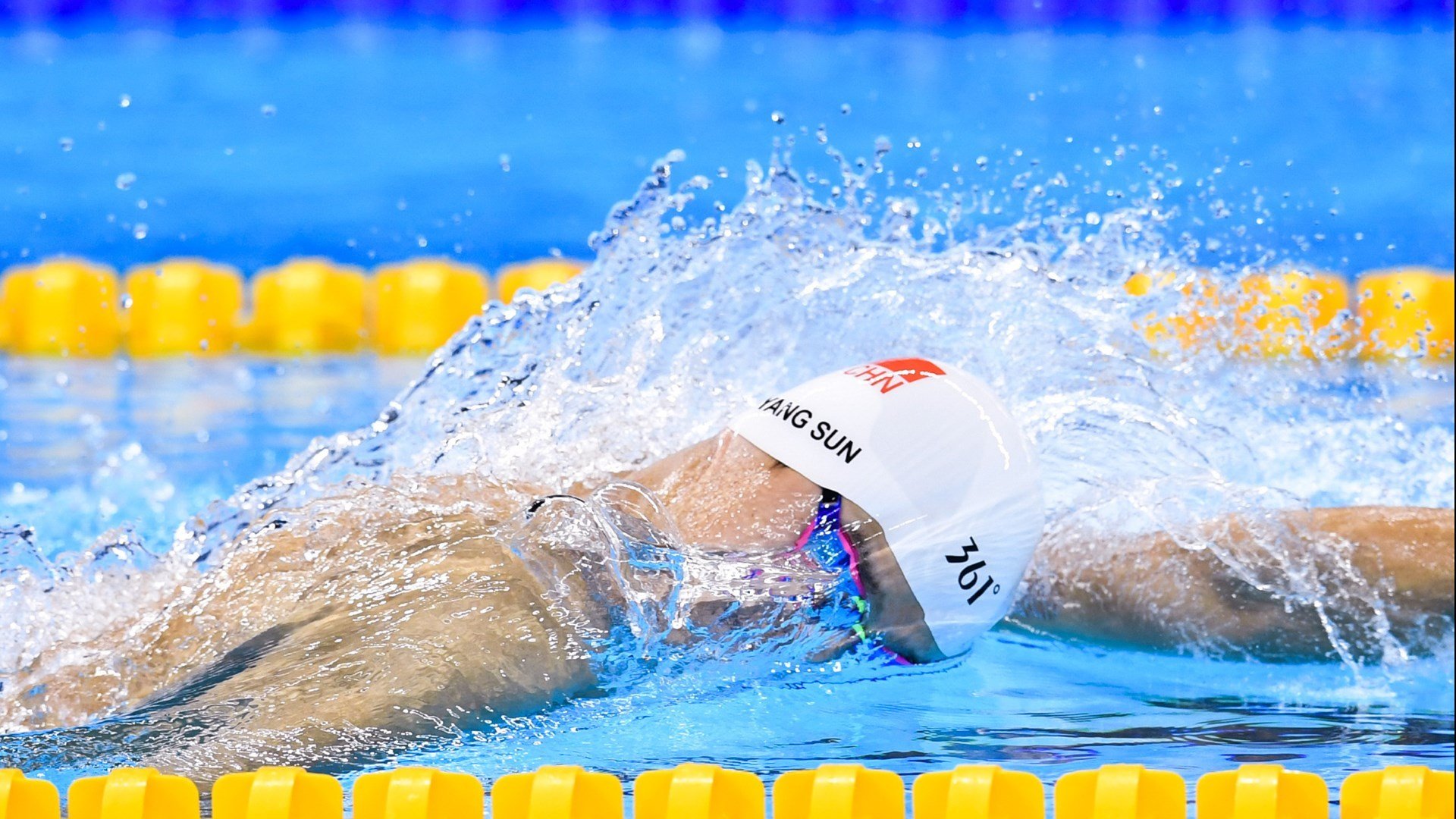 九游会-英超争夺激烈，比分3-2，比赛关键数据：两队射门次数相当，控球率悬殊